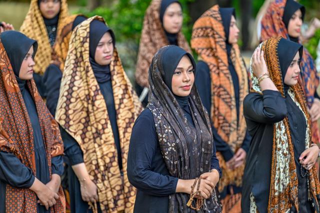 Students take part in a parade marking the Islamic new year with the month of Muharram in Banda Aceh on June 16, 2026. (Photo by CHAIDEER MAHYUDDIN / AFP)