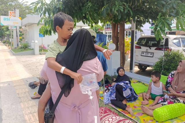 Patients and their family members evacuate outside Anutapura General Hospital following a 6.7 magnitude earthquake in Palu, Central Sulawesi, on June 16, 2026. A shallow 6.7 magnitude earthquake struck central Indonesia on June 16, the US Geological Survey said, with no immediate reports of casualties or damage. (Photo by MUHAMMAD RIFKI / AFP)