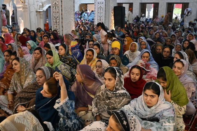 Sikh pilgrims take part in religious rituals to commemorate the martyrdom of Sikh Guru Arjan Dev, at the Gurdwara Dera Sahib in Lahore on June 16, 2026. (Photo by Arif ALI / AFP)