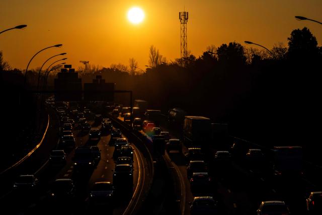(FILES) This photograph shows cars in a heavy traffic as the sun rise on the ring-road (peripherique) in Toulouse, south-western France on February 6, 2025. Greenhouse gas emissions in France fell more than initially estimated in 2024 (-3.0%) and in 2025 (-2.1%), even though the pace has slowed compared with previous years, Citepa announced on June 16, 2026. (Photo by Lionel BONAVENTURE / AFP)