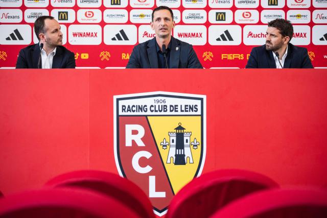 Lens' newly appointed football head coach Dino Toppmoller (C) delivers a speech during a press conference with the club's general manager Benjamin Parrot (L) and the club's sporting director Jean-Louis Leca at the La Gaillette training centre in Avion, near Lens, northern France, on June 16, 2026. Lens announced the arrival of German coach Dino Toppmoller on a two-year deal. (Photo by Sameer Al-DOUMY / AFP)