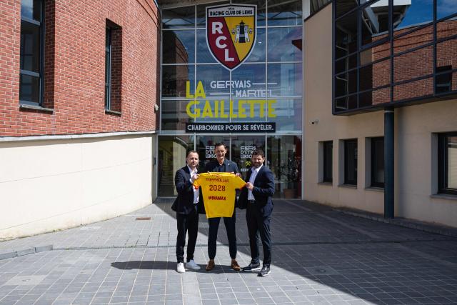 Lens' newly appointed football head coach Dino Toppmoller (C) poses with a jersey following a press conference with the club's general manager Benjamin Parrot (L) and the club's sporting director Jean-Louis Leca at the La Gaillette training centre in Avion, near Lens, northern France, on June 16, 2026. Lens announced the arrival of German coach Dino Toppmoller on a two-year deal. (Photo by Sameer Al-DOUMY / AFP)