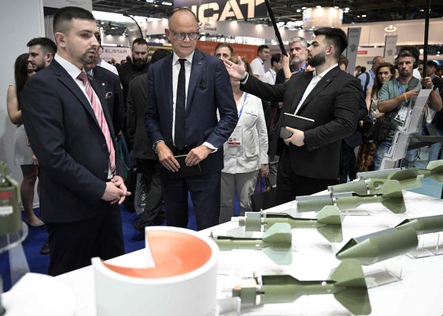 French right-wing party Horizons president, former Prime Minister and presidential candidate for 2027 Edouard Philippe (C) visits a Ukrainian stand displaying ammunition at Eurosatory, a land and airland defence and security trade fair, in Villepinte in the outskirts of Paris, on June 16, 2026. (Photo by JULIEN DE ROSA / AFP)