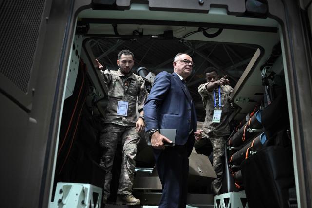 French right-wing party Horizons president, former Prime Minister and presidential candidate for 2027 Edouard Philippe (C) visits Eurosatory, a land and airland defence and security trade fair, in Villepinte in the outskirts of Paris, on June 16, 2026. (Photo by JULIEN DE ROSA / AFP)