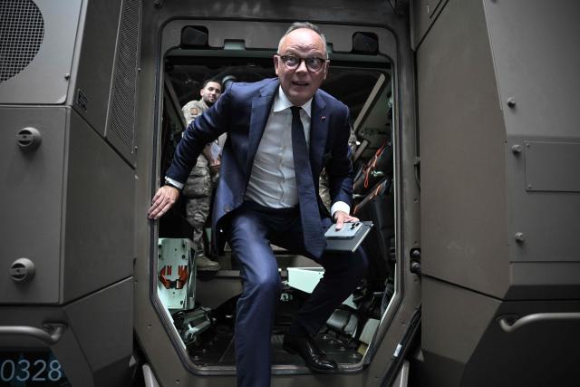 French right-wing party Horizons president, former Prime Minister and presidential candidate for 2027 Edouard Philippe (C) visits Eurosatory, a land and airland defence and security trade fair, in Villepinte in the outskirts of Paris, on June 16, 2026. (Photo by JULIEN DE ROSA / AFP)