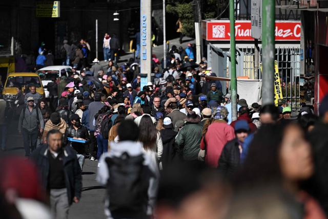 People crowd outside a state-owned supermarket following a government announcement that chicken would be sold there, in La Paz on June 16, 2026. For weeks, protesters demanding that US-backed conservative President Rodrigo Paz's fledgling government address a deep economic crisis, while others called for his resignation, have marched and set up roadblocks, bringing Bolivia to a near standstill, driving up food and fuel prices and causing shortages of basic goods. (Photo by MARVIN RECINOS / AFP)