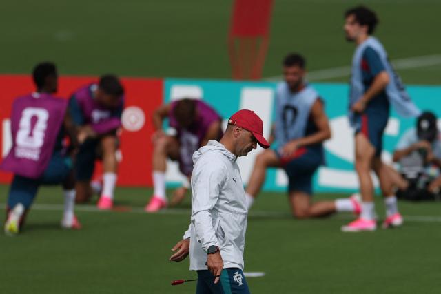 Portugal's Spanish head coach Roberto Martinez (C) leads a training session at Gardens North County District Park in Palm Beach Gardens, Florida on June 16, 2026, on the eve of the 2026 World Cup Group K football match between Portugal and Congo DR. (Photo by PATRICIA DE MELO MOREIRA / AFP)