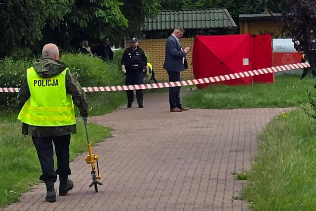 Police work at a crime scene covered with a tent (back C-R) in Biala Podlaska, eastern Poland on June 16, 2026, where Russian artist Semyon Skrepetsky, known for his satirising Russian President Putin, has been shot dead. "An investigation is being conducted... into the murder of a 44-year-old citizen of the Russian Federation... known in the media as Semyon Skrepetsky," a spokesman for the prosecutor's office in Lublin, Marcin Kozak, told journalists. Two Belarusian nationals have been arrested in connection with the killing, he added. They were detained in the vicinity of the Belarusian consulate in Biala Podlaska in eastern Poland, where the killing took place. (Photo by Piotr PYRKOSZ / Slowo Podlasia / AFP)