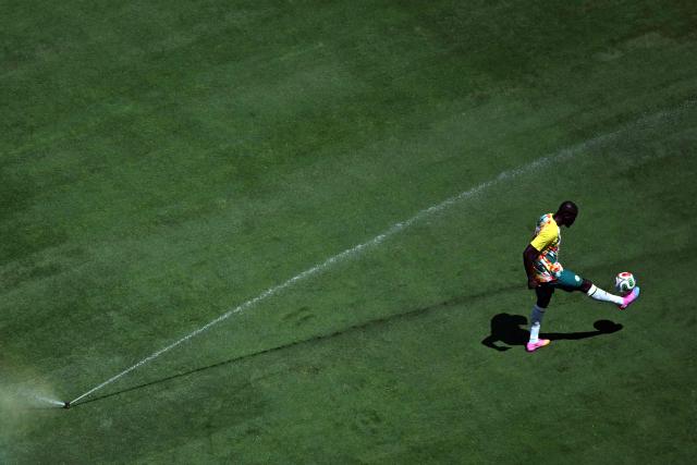 Senegal's defender #03 Kalidou Koulibaly warms up ahead of the 2026 World Cup Group I football match between France and Senegal at the New York/New Jersey Stadium in East Rutherford on June 16, 2026.  (Photo by Mauro PIMENTEL / AFP)