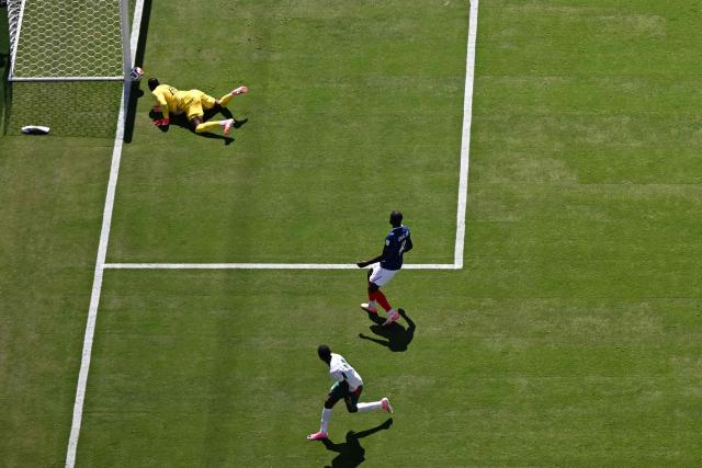 France's goalkeeper #16 Mike Maignan (L) eyes on the ball during of the 2026 World Cup Group I football match between France and Senegal at the New York/New Jersey Stadium in East Rutherford on June 16, 2026. (Photo by Jewel SAMAD / AFP)