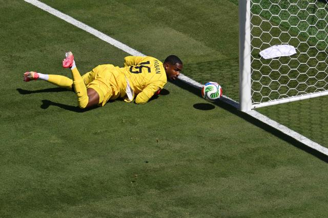 France's goalkeeper #16 Mike Maignan eyes on the ball during of the 2026 World Cup Group I football match between France and Senegal at the New York/New Jersey Stadium in East Rutherford on June 16, 2026. (Photo by Angela WEISS / AFP)
