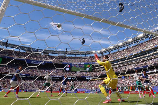 Senegal's forward #18 Ismaila Sarr misses an opportunity to score during the 2026 World Cup Group I football match between France and Senegal at the New York/New Jersey Stadium in East Rutherford on June 16, 2026.  (Photo by CHARLY TRIBALLEAU / AFP)
