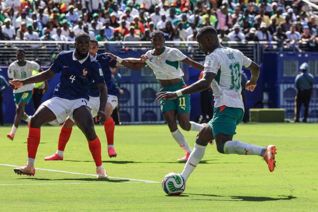 Senegal's forward #10 Sadio Mane crosses the ball during the 2026 World Cup Group I football match between France and Senegal at the New York/New Jersey Stadium in East Rutherford on June 16, 2026.  (Photo by TIMOTHY A. CLARY / AFP)
