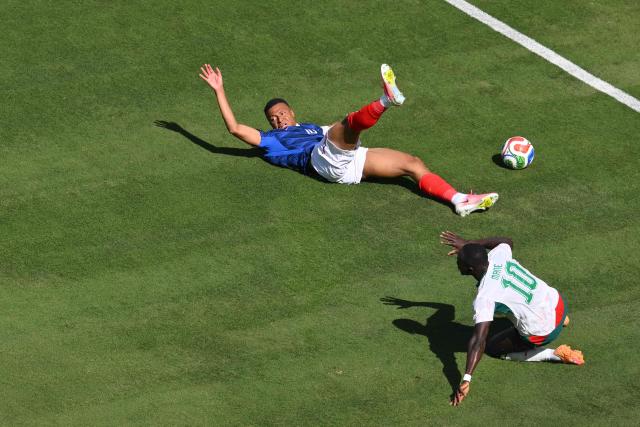 France's forward #10 Kylian Mbappe (L) reacts during the 2026 World Cup Group I football match between France and Senegal at the New York/New Jersey Stadium in East Rutherford on June 16, 2026. (Photo by Angela WEISS / AFP)