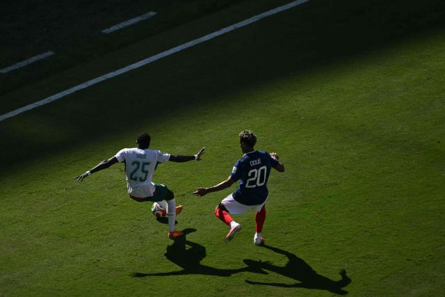 Senegal's defender #25 El Hadji Malick Diouf and France's forward #20 Desire Doue fight for the ball during the 2026 World Cup Group I football match between France and Senegal at the New York/New Jersey Stadium in East Rutherford on June 16, 2026. (Photo by Mauro PIMENTEL / AFP)