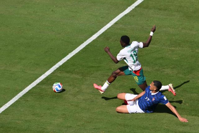 Senegal's forward #18 Ismaila Sarr and France's defender #17 William Saliba fight for the ball during the 2026 World Cup Group I football match between France and Senegal at the New York/New Jersey Stadium in East Rutherford on June 16, 2026. (Photo by Angela WEISS / AFP)