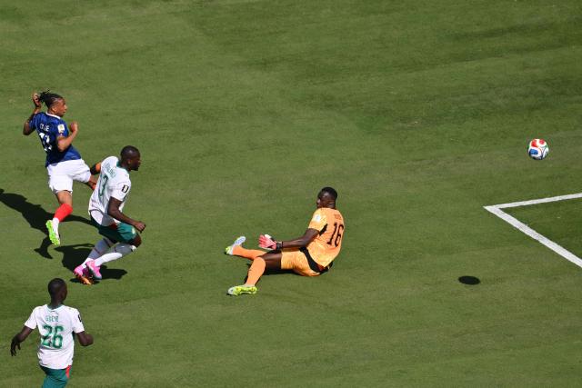 France's forward #11 Michael Olise (L) reacts after missing an opportunity to score during the 2026 World Cup Group I football match between France and Senegal at the New York/New Jersey Stadium in East Rutherford on June 16, 2026. (Photo by Angela WEISS / AFP)