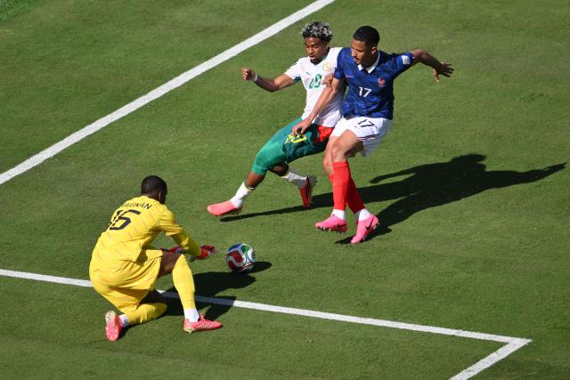Senegal's forward #20 Ibrahim Mbaye and France's defender #17 William Saliba fight the ball during the 2026 World Cup Group I football match between France and Senegal at the New York/New Jersey Stadium in East Rutherford on June 16, 2026. (Photo by Angela WEISS / AFP)