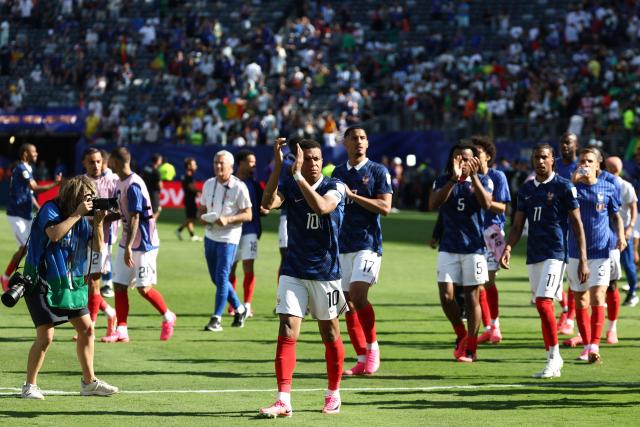 France's forward #10 Kylian Mbappe acknowledges the crowd after winning the 2026 World Cup Group I football match between France and Senegal at the New York/New Jersey Stadium in East Rutherford on June 16, 2026.  (Photo by FRANCK FIFE / AFP)