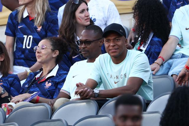 France's forward #10 Kylian Mbappe laughs with fans after the 2026 World Cup Group I football match between France and Senegal at the New York/New Jersey Stadium in East Rutherford on June 16, 2026.  (Photo by Franck FIFE / AFP)