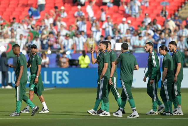 Argelia's players walk through the pitch ahead of the 2026 World Cup Group J football match between Argentina and Algeria at the Kansas City Stadium in Kansas City on June 16, 2026.  (Photo by JUAN MABROMATA / AFP)