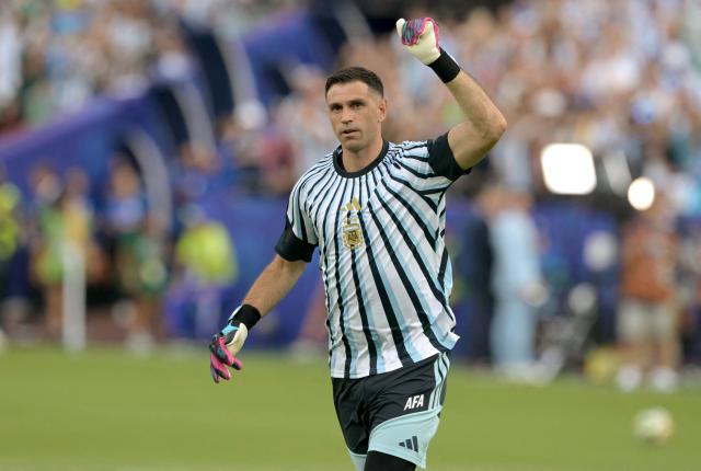 Argentina's goalkeeper #23 Emiliano Martinez gestures during the warm-up ahead of the 2026 World Cup Group J football match between Argentina and Algeria at the Kansas City Stadium in Kansas City on June 16, 2026.  (Photo by JUAN MABROMATA / AFP)