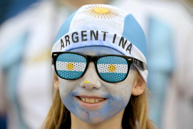 An Argentine fan smiles ahead of the 2026 World Cup Group J football match between Argentina and Algeria at the Kansas City Stadium in Kansas City on June 16, 2026.  (Photo by JUAN MABROMATA / AFP)