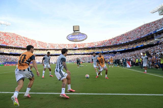 Argentina's players take part in the warm-up ahead of the 2026 World Cup Group J football match between Argentina and Algeria at the Kansas City Stadium in Kansas City on June 16, 2026.  (Photo by JUAN MABROMATA / AFP)