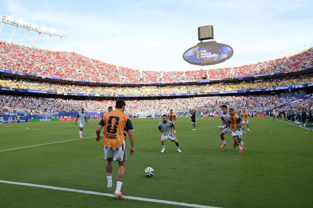 Argentina's players take part in the warm-up ahead of the 2026 World Cup Group J football match between Argentina and Algeria at the Kansas City Stadium in Kansas City on June 16, 2026.  (Photo by JUAN MABROMATA / AFP)