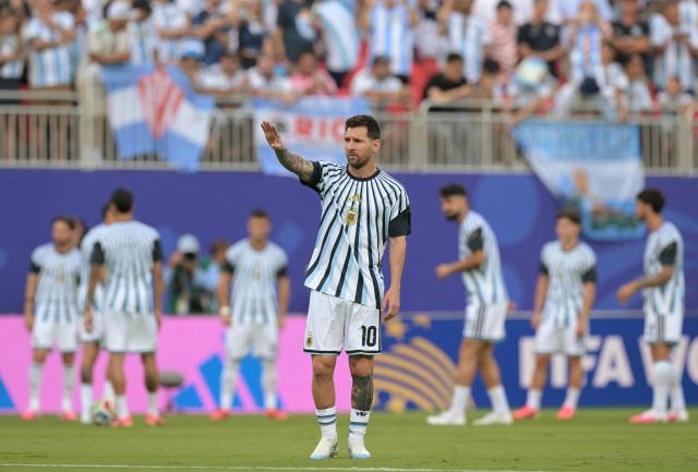 Argentina's forward #10 Lionel Messi waves during the warm-up ahead of the 2026 World Cup Group J football match between Argentina and Algeria at the Kansas City Stadium in Kansas City on June 16, 2026.  (Photo by JUAN MABROMATA / AFP)