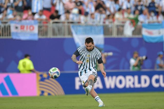 Argentina's forward #10 Lionel Messi kicks the ball during the warm-up ahead of the 2026 World Cup Group J football match between Argentina and Algeria at the Kansas City Stadium in Kansas City on June 16, 2026.  (Photo by JUAN MABROMATA / AFP)