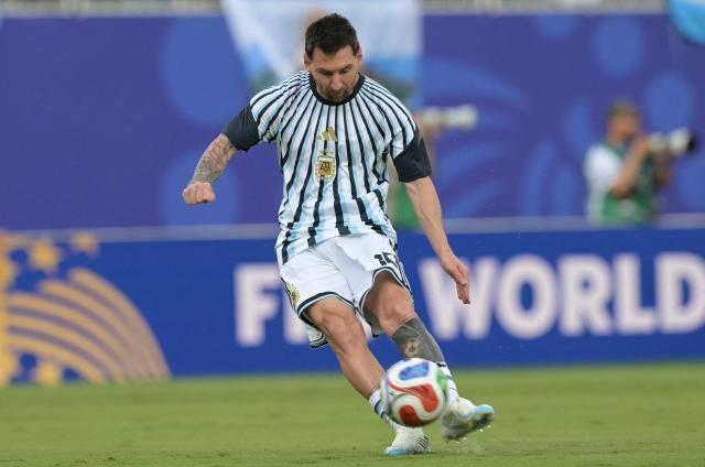 Argentina's forward #10 Lionel Messi kicks the ball during the warm-up ahead of the 2026 World Cup Group J football match between Argentina and Algeria at the Kansas City Stadium in Kansas City on June 16, 2026.  (Photo by JUAN MABROMATA / AFP)