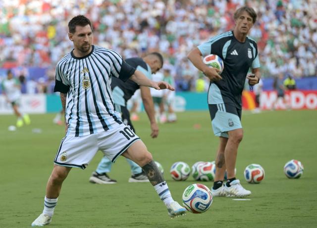 Argentina's forward #10 Lionel Messi controls the ball during the warm-up ahead of the 2026 World Cup Group J football match between Argentina and Algeria at the Kansas City Stadium in Kansas City on June 16, 2026.  (Photo by JUAN MABROMATA / AFP)
