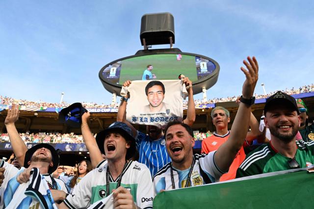 Argentina's fans cheer ahead of the 2026 World Cup Group J football match between Argentina and Algeria at the Kansas City Stadium in Kansas City on June 16, 2026.  (Photo by ROBERTO SCHMIDT / AFP)