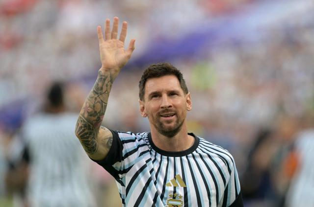 Argentina's forward #10 Lionel Messi waves during the warm-up ahead of the 2026 World Cup Group J football match between Argentina and Algeria at the Kansas City Stadium in Kansas City on June 16, 2026.  (Photo by JUAN MABROMATA / AFP)