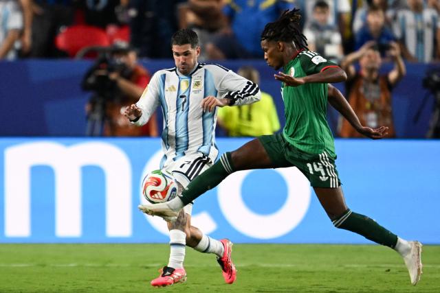 Argentina's midfielder #07 Rodrigo De Paul and Algeria's midfielder #14 Hicham Boudaoui fight for the ball during the 2026 World Cup Group J football match between Argentina and Algeria at the Kansas City Stadium in Kansas City on June 16, 2026.  (Photo by ROBERTO SCHMIDT / AFP)