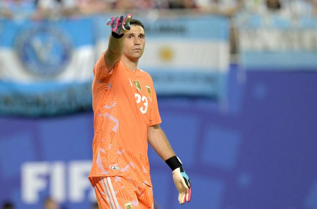 Argentina's goalkeeper #23 Emiliano Martinez gestures during the 2026 World Cup Group J football match between Argentina and Algeria at the Kansas City Stadium in Kansas City on June 16, 2026.  (Photo by JUAN MABROMATA / AFP)