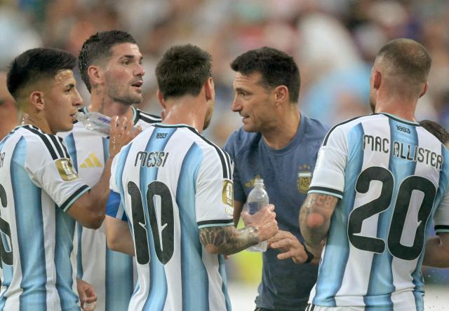 Argentina's head coach Lionel Scaloni gives instructions to his players as they take part in the hydratation break during the 2026 World Cup Group J football match between Argentina and Algeria at the Kansas City Stadium in Kansas City on June 16, 2026.  (Photo by JUAN MABROMATA / AFP)