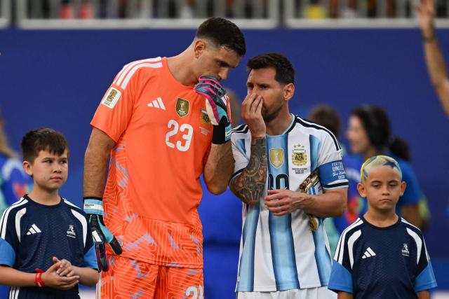 Argentina's goalkeeper #23 Emiliano Martinez chats with forward #10 Lionel Messi ahead of the 2026 World Cup Group J football match between Argentina and Algeria at the Kansas City Stadium in Kansas City on June 16, 2026.  (Photo by Roberto SCHMIDT / AFP)