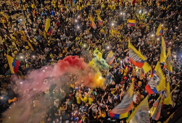 Colombia’s fans support their team at the Angel of Independence monument in Mexico City on June 16, 2026, on the eve of the 2026 World Cup Group K football match between Uzbekistan and Colombia. (Photo by Carl DE SOUZA / AFP)