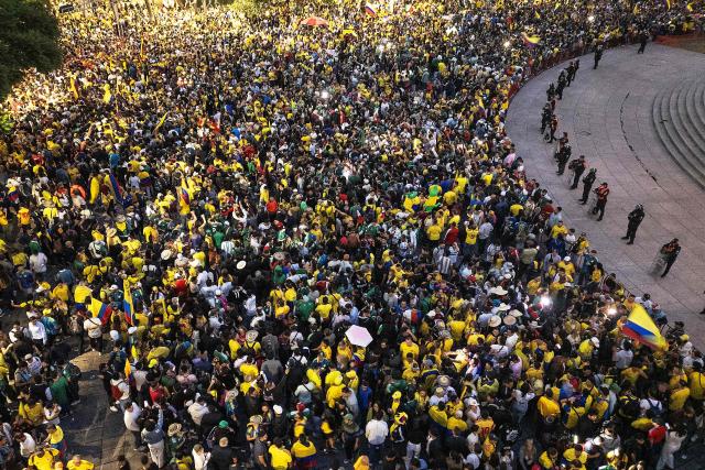 This view shows Colombia’s fans supporting their team at the Angel of Independence monument in Mexico City on June 16, 2026, on the eve of the 2026 World Cup Group K football match between Uzbekistan and Colombia. (Photo by Carl DE SOUZA / AFP)