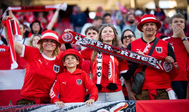Austria's fans cheer before the start of the 2026 World Cup football tournament match between Austria and Jordan at the San Francisco Bay Area Stadium in Santa Clara, California, on June 16, 2026. (Photo by GEORG HOCHMUTH / APA / AFP) / Austria OUT