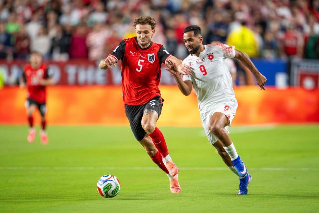 Austria's defender #05 Stefan Posch and Jordan's forward #09 Ali Olwan fight for the ball during the 2026 World Cup Group J football match between Austria and Jordan at the San Francisco Bay Area Stadium in Santa Clara, on June 16, 2026.  (Photo by GEORG HOCHMUTH / APA / AFP) / Austria OUT / SOUTH TYROL OUT