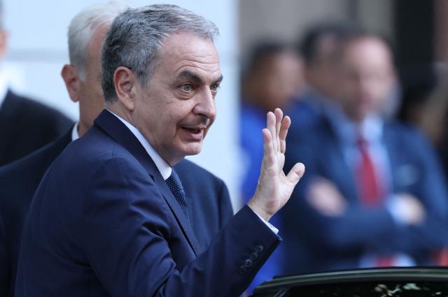 Spain's former Prime Minister Jose Luis Rodriguez Zapatero waves as he arrives to be questioned by a judge as part of an investigation for alleged influence peddling, at Madrid's Court on June 17, 2026. The case centres on the 53-million-euro state bailout of small airline Plus Ultra in 2021 and whether Zapatero used his influence to secure the money in exchange for commissions. (Photo by Thomas COEX / AFP)