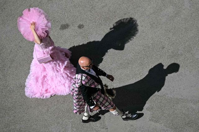 Racegoers arrive on the second day of the Royal Ascot horse racing meeting in Ascot, west of London, on June 17, 2026. (Photo by JUSTIN TALLIS / AFP)