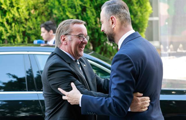 German Defence Minister Boris Pistorius is welcomed by Poland's Deputy Prime Minister and Minister of National Defence Wladyslaw Kosiniak-Kamysz on June 17, 2026 in Warsaw, Poland. The two ministers are to sign a bilateral agreement on Polish-German defence cooperation. (Photo by Wojtek RADWANSKI / AFP)