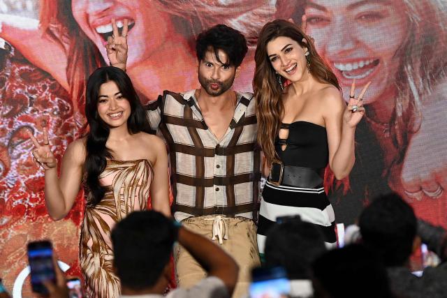 Bollywood actors Kriti Sanon (R), Shahid Kapoor (C) and  pose for paparazzi photographers during the song launch of their Indian Hindi-language romantic comedy drama film 'Cocktail 2' in Mumbai on June 17, 2026. (Photo by Sujit JAISWAL / AFP)