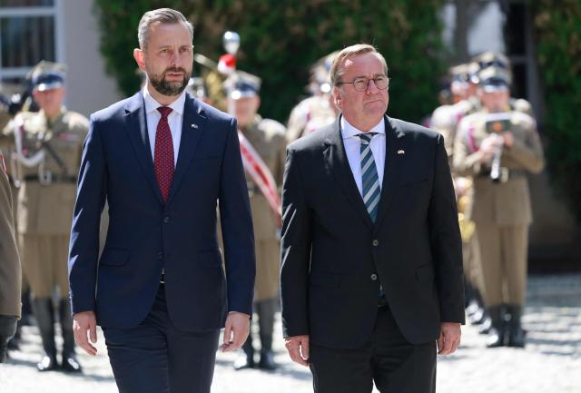 German Defence Minister Boris Pistorius (R) and Poland's Deputy Prime Minister and Minister of National Defence Wladyslaw Kosiniak-Kamysz review a military honor guard on June 17, 2026 in Warsaw, Poland. The two ministers are to sign a bilateral agreement on Polish-German defence cooperation. (Photo by Wojtek RADWANSKI / AFP)