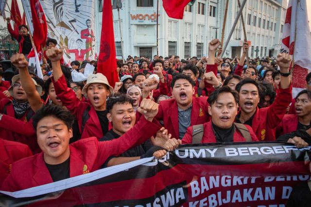 University students take part in a protest demanding an investigation into corruption in the government's Free Nutritious Meals programme (MBG), lower fuel prices and economic stability, in Yogyakarta on June 17, 2026. (Photo by DEVI RAHMAN / AFP)