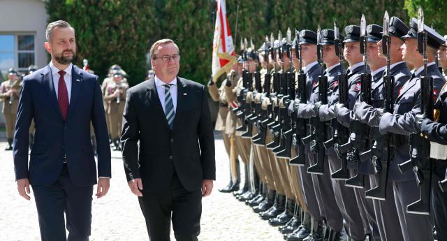 German Defence Minister Boris Pistorius (R) and Poland's Deputy Prime Minister and Minister of National Defence Wladyslaw Kosiniak-Kamysz (L) review a military honor guard on June 17, 2026 in Warsaw, Poland. The two ministers are to sign a bilateral agreement on Polish-German defence cooperation. (Photo by Wojtek RADWANSKI / AFP)